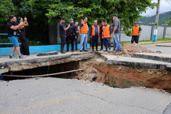 Governador Jorginho Mello acompanha de perto os estragos causados pelas chuvas em Itapema e reforça apoio à reconstrução Governador Jorginho Mello acompanha de perto os estragos causados pelas chuvas em Itapema e reforça apoio à reconstrução